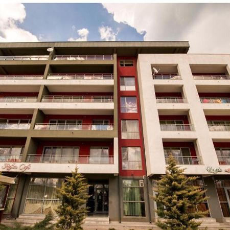 Yza Mamaia Corallia Luaran gambar